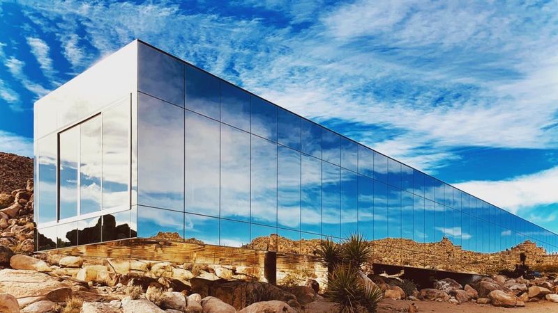 Try To Spot These 13 Magnificent Mirror Houses In The US - Decor Hint The Mirror House, Los Angeles, CA