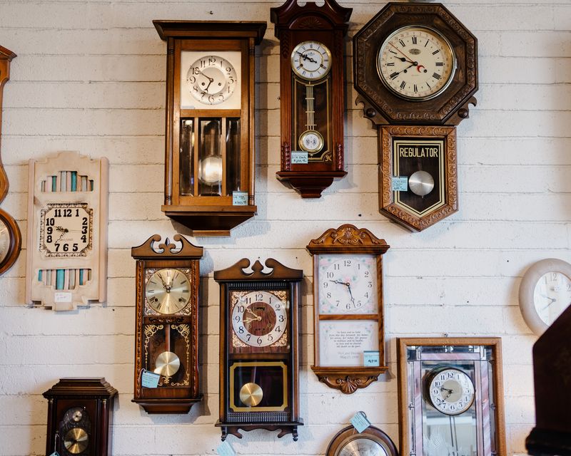 22 Ways To Use Antiques In Your Home Without It Looking Like A Museum - Decor Hint Go Monochromatic