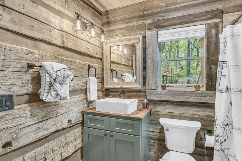 These 8 Bathroom Details Are Quietly Defining Modern Tennessee Homes - Decor Hint Reclaimed Barn Wood Accents