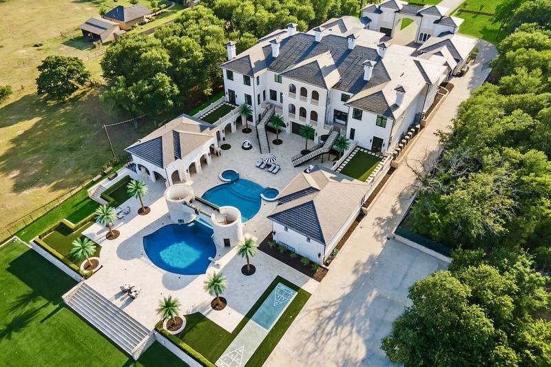 Texas Real Estate Forecast: 7 Homes Likely To Decline By The End Of 2025 (And 13 Gaining Ground) - Decor Hint Large Luxury Homes In Far Suburbs