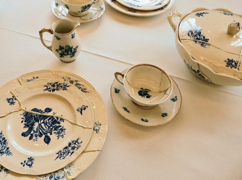 10 Types Of Antiques That Lose Value Over Time And 6 That Are Now Totally Worthless - Decor Hint Cracked or chipped porcelain vases