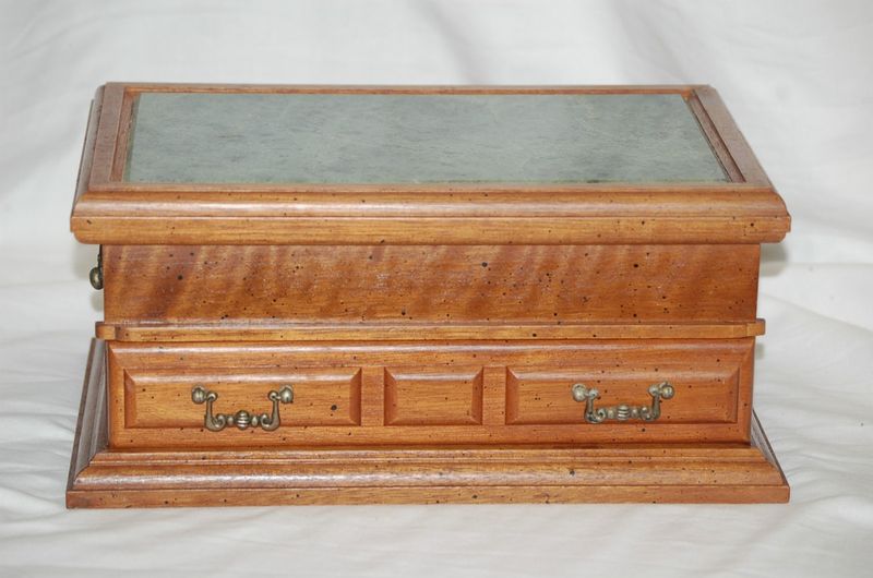 7 Antiques Georgia Experts Say Are Worthless - And 7 They'd Never Touch - Decor Hint Cracked Marble-Top Furniture