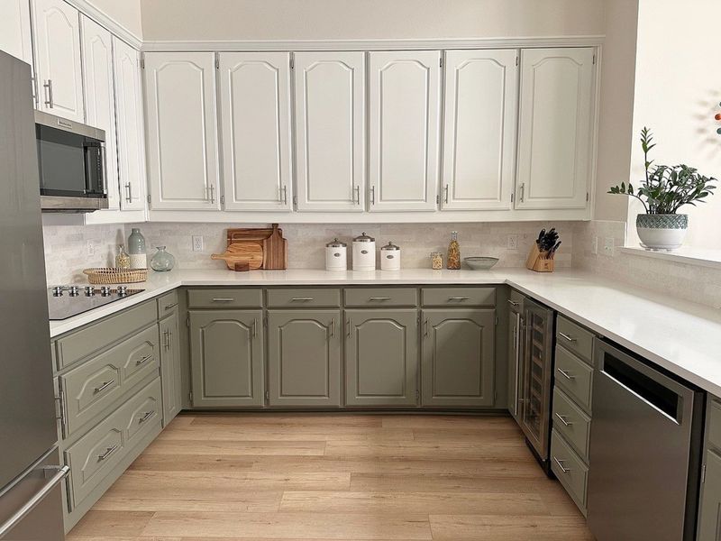 25 Old Fashioned '80s Kitchen Cabinet Trends That Everyone Wants In 2025 - Decor Hint Cathedral Arch Doors