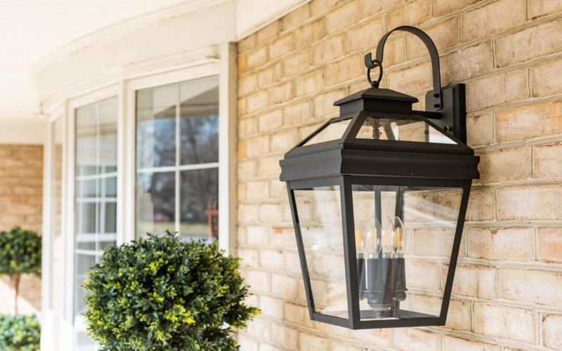 7 Heritage-Inspired Curb Appeal Ideas From Pennsylvania Homes - Decor Hint Period-Style Lighting Fixtures