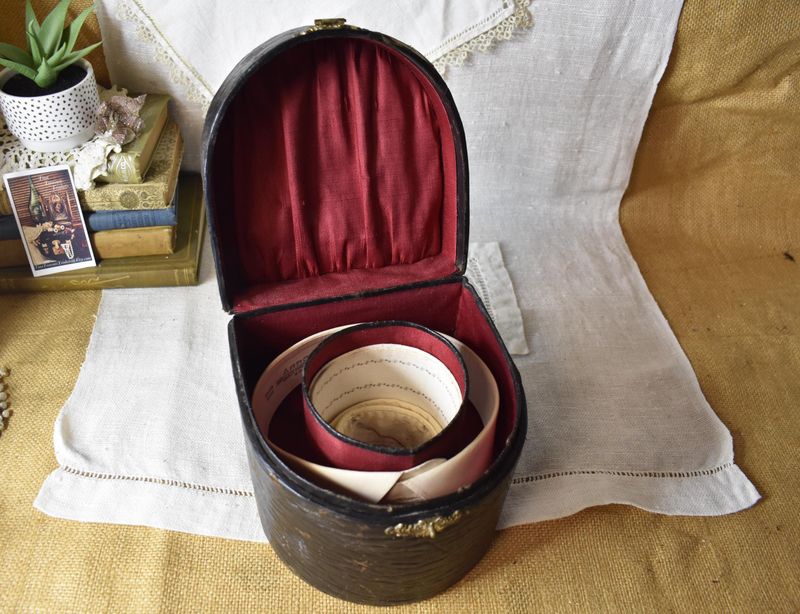 18 Things That Were Once Household Essentials Yet Now No One Knows What They're For - Decor Hint Collar Boxes