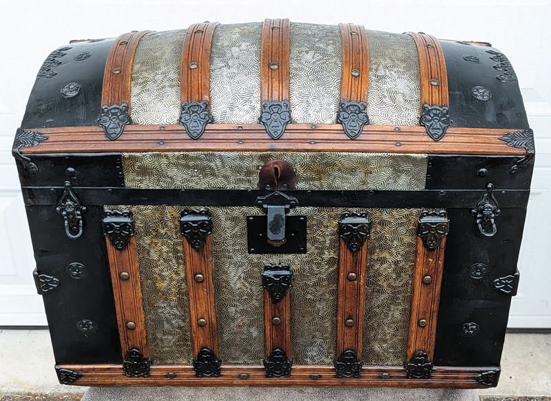 8 Antique Finds From 1900s Omaha Homes That Might Be Worth Thousands + 5 That Are Best Left Behind - Decor Hint Vintage Steamer Trunks