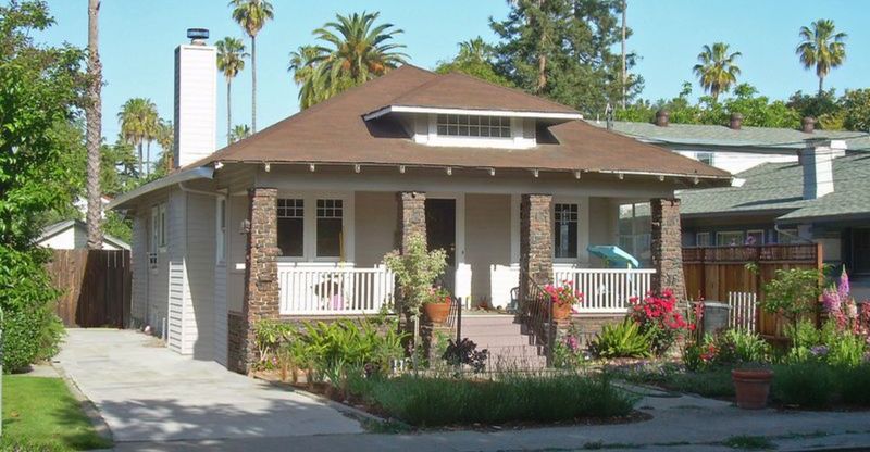 8 Value-Tanking Homes Of 2025, And 3 That Are Just As Hopeless - Decor Hint Ranch-Style Relics Stuck In Time