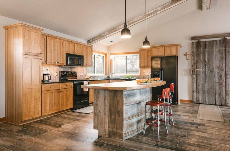 9 Signature Decor Elements That Capture The Heart Of Iowa Homes - Decor Hint Reclaimed Wood Accents
