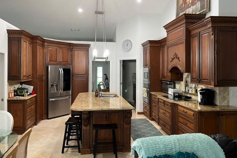 11 Kitchen Styles Falling Out Of Favor In Florida (And 11 That Are Here To Stay) - Decor Hint Ornate corbels and trim