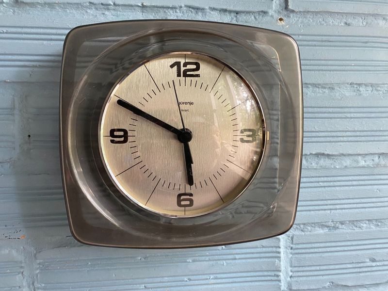 10 Things in Grandma's House That Could Be Worth A Ton Of Money (And 11 That Are Pretty Worthless) - Decor Hint WORTHLESS: Wall Clocks From The '90s