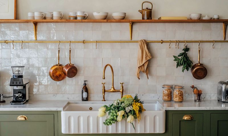 11 Ideas To Steal From The Kitchens Of The 1990s And How To Make Them Actually Look Chic In 2025 - Decor Hint Pot Racks: Functional Art Above