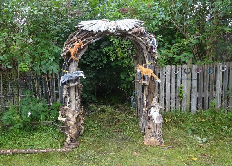 Hidden Garden Gems You'll Spot In California Backyards - Decor Hint Natural Material Art Installations