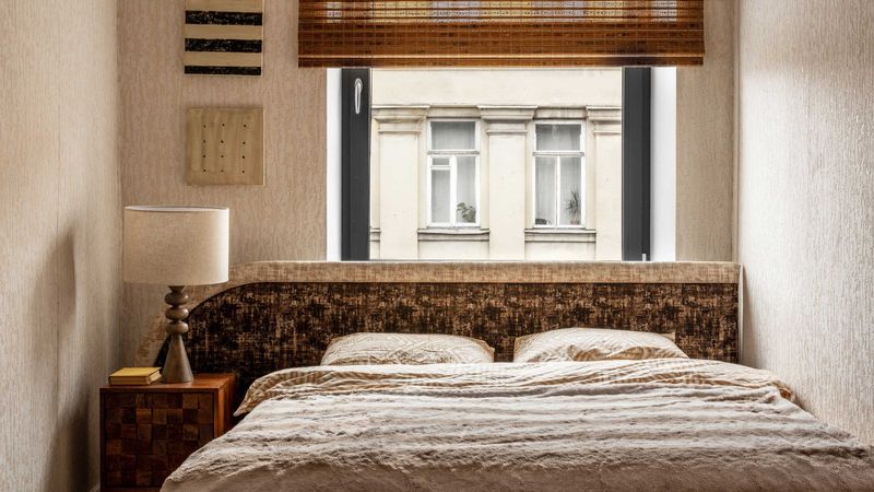 16 Tiny Room Layouts That Just Work - Decor Hint Bed Centered Under a Window with Narrow Nightstands