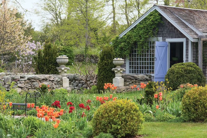 8 Stylish And Welcoming Outdoor Spaces From Rhode Island Homes - Decor Hint Cottage Garden Retreat