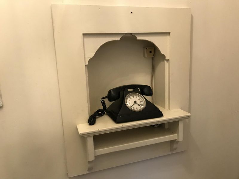 16 Retro New York Apartment Details That Are Almost Extinct - Decor Hint Telephone Nooks