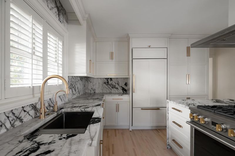19 Diverse Examples That Say White Is The Best Color For Kitchen Cabinets - Decor Hint Shows Off Beautiful Countertop Materials