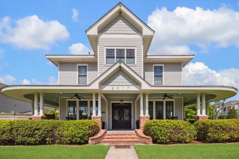 8 Outdoor Areas That Showcase Houston's Residential Character - Decor Hint Wraparound Porches