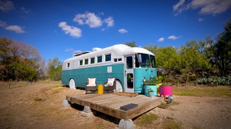 22 Coolest Tiny Homes On Wheels Cruising Around Texas - Decor Hint Retro 1970s RV Tiny