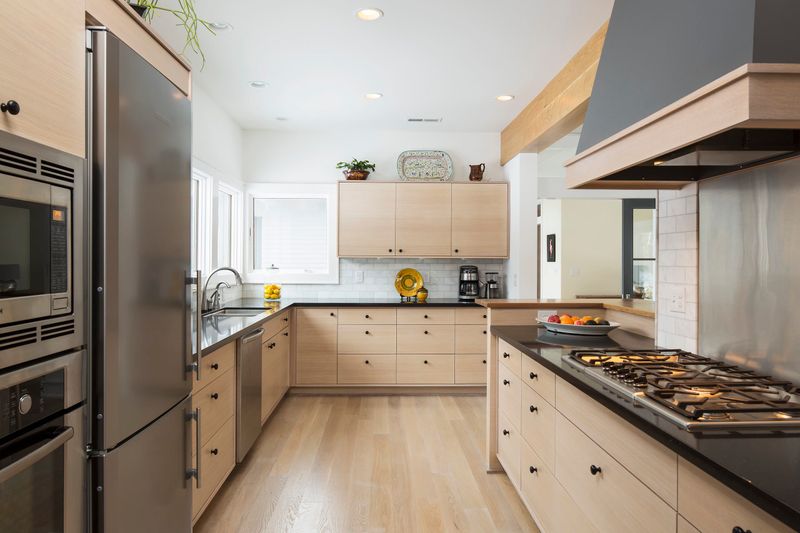 16 Kitchen Design Mistakes That Push Buyers Away In Washington Say The Pros - Decor Hint Inefficient Triangle Workflow