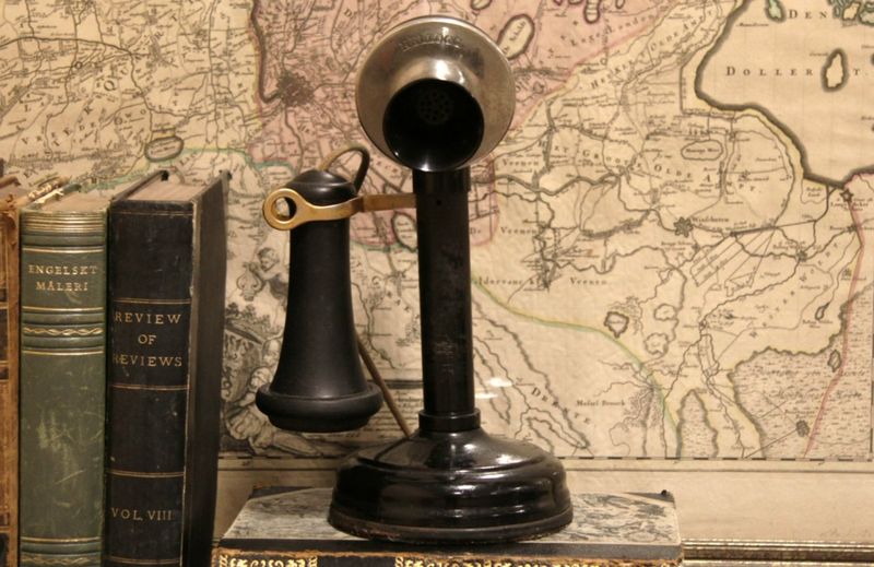 9 Interior Antique Items From The 1900s That Are Really Worth Thousands Of Dollars (And 11 That Are Not) - Decor Hint Early Bakelite Telephones