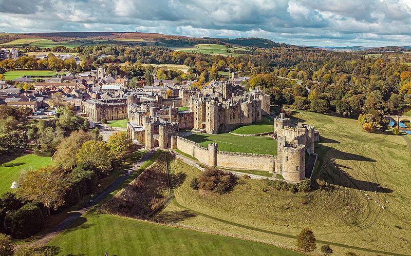 20 English Aristocrat Homes That Are Fit For A Fairytale - Decor Hint Alnwick Castle: The Hogwarts of Northumberland