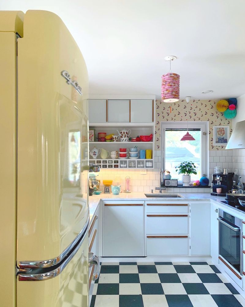 16 Retro Kitchen Styles Designers Miss And 5 They Hope We Forget Forever - Decor Hint Busy Fruit-and-Veg Wallpaper