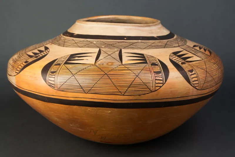 Arizona Thrifters Can't Get Enough Of These 15 Vintage Home Finds - Decor Hint Weathered adobe-style pottery