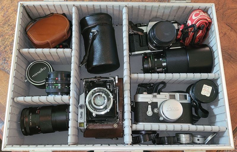 Thinking Of Selling Grandma's Antiques? Here Are 22 Things That Could Be Worth Thousands - Decor Hint Vintage Cameras