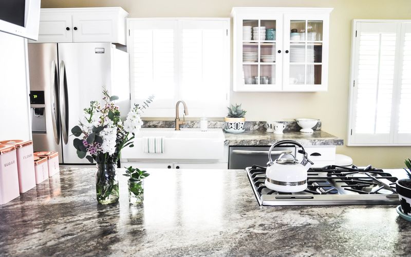 Design Experts Reveal: 10 Kitchen Turn-Offs Seen In California Homes - Decor Hint Faux Granite Countertop Fatigue