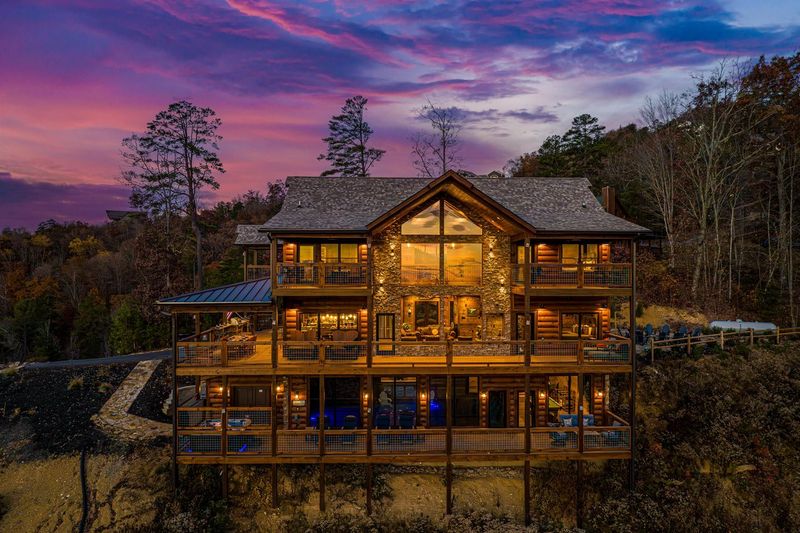 2025's Take On 8 Rustic Exterior Styles From Montana Lodges You'll Want To Try - Decor Hint Large Panoramic Windows Framing Nature Views