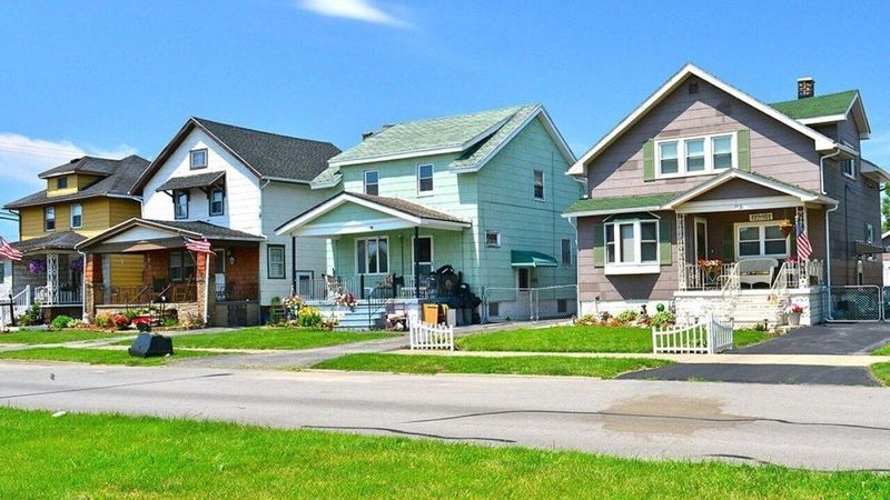 3 Properties In Virginia That Could Lose Value And 9 That Are Set To Boom By 2025 - Decor Hint Aging Suburban Homes