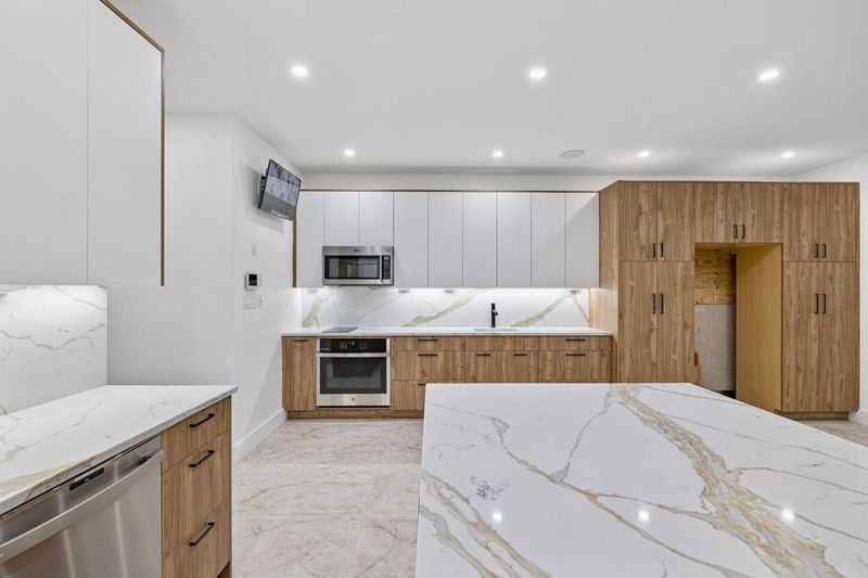 10 Items That Make Your Kitchen Look Cheap (Plus 10 That Do The Complete Opposite), According To Designers - Decor Hint Quartz or Marble Countertops