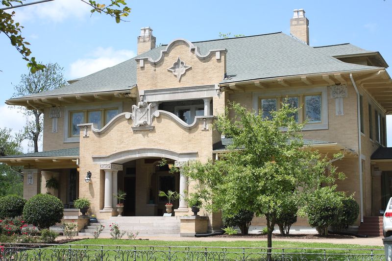 12 Mississippi Home Styles Set To Fade By 2030: What's Going Out Of Style In The Magnolia State - Decor Hint Heavy Colonial Revival Homes Declaring Independence