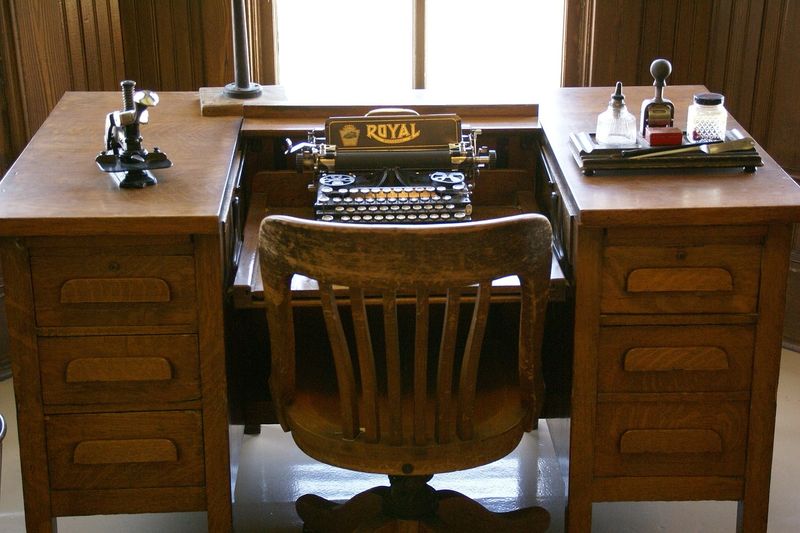 9 Vintage And Antique Decor Pieces You Should Avoid Having In Your Home And 9 To Own Instead - Decor Hint Own: Antique Typewriters