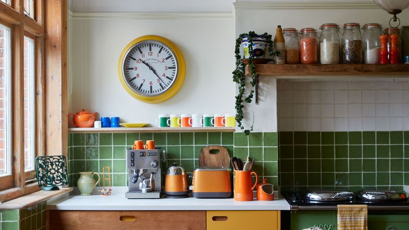 17 Retro Touches That Bring Back That Old-Fashioned Kitchen Warmth - Decor Hint Retro Wall Clocks