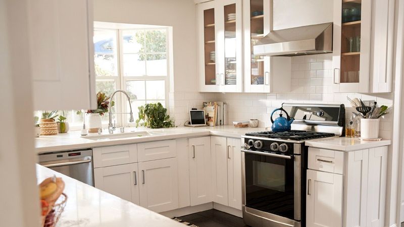 15 Kitchen Dealbreakers Nevada Homebuyers Can't Stand, According To Designers - Decor Hint Cluttered Or Messy Surfaces