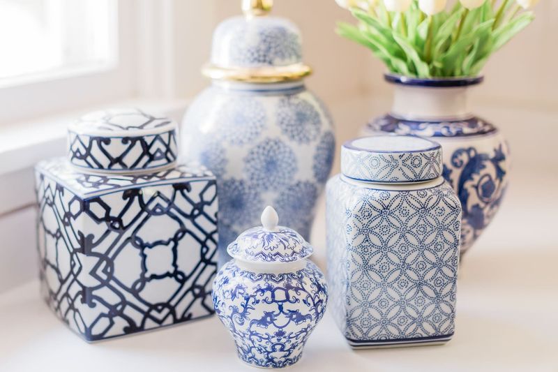 10 Southern Decorating Touches That Define Georgia Living Spaces - Decor Hint Blue And White Ginger Jars