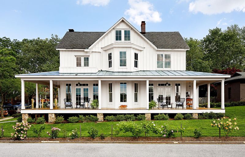 10 Southern Decorating Touches That Define Georgia Living Spaces - Decor Hint Wraparound Porches With Rocking Chairs