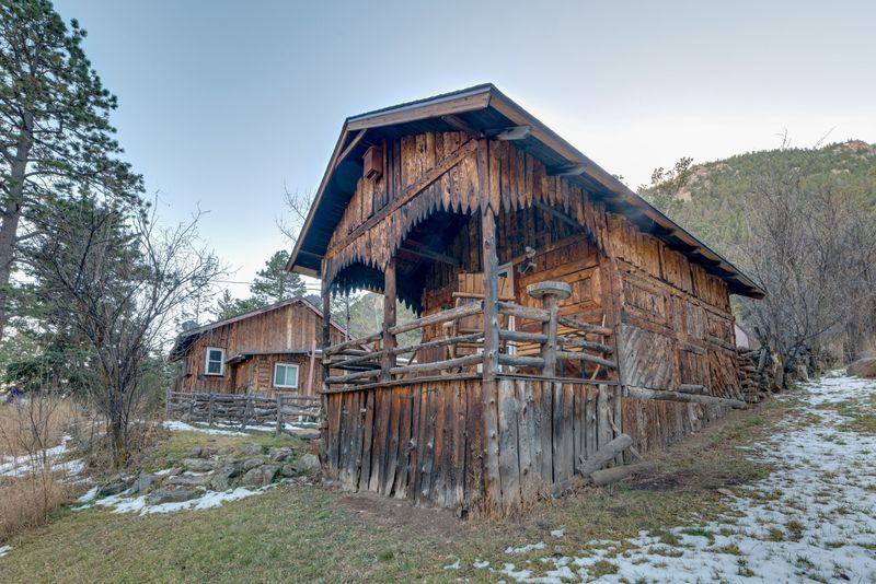 8 Colorado Homes Forecasted To Lose Value And 9 To Gain By 2026 - Decor Hint Outdated Log Cabins