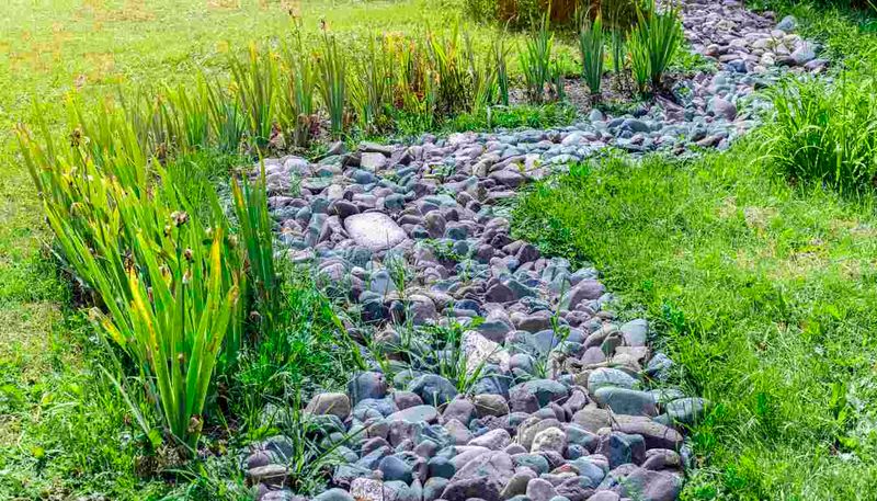 21 Innovative Walkway Designs That Will Spice Up Your Backyard - Decor Hint River Rock Border Path