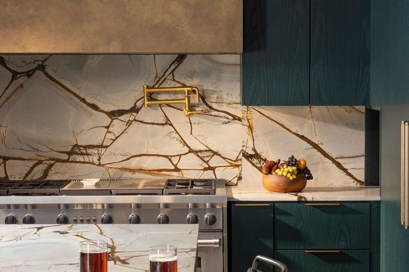 13 Small Kitchen Trends That Need To Be On Your Radar If You're Planning A Reno This Year - Decor Hint Slab Backsplashes That Climb The Wall