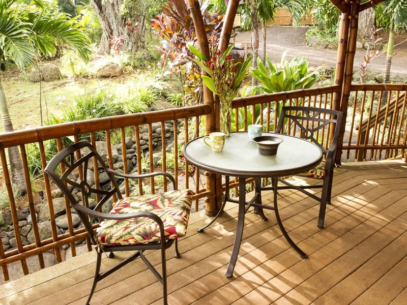 14 Tropical Garden Accents Seen Around Hawaii Villas - Decor Hint Bamboo Privacy Screens