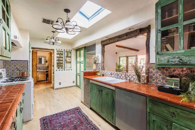 Portland Designers Share 6 Kitchen Features To Avoid And 6 That Instantly Elevate The Look - Decor Hint Glossy, outdated backsplashes (avoid)