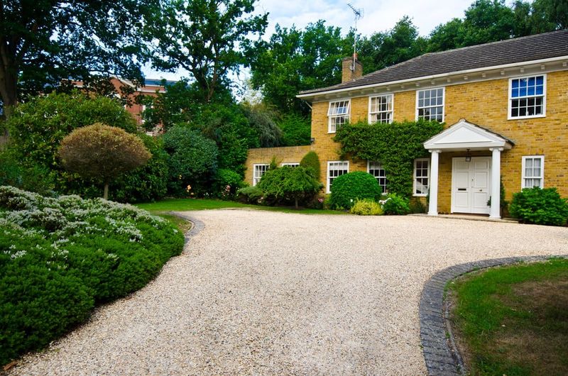 11 Exterior Design Trends That Are Ruining Curb Appeal In Saint Paul - Decor Hint Unfinished Or Gravel Driveways
