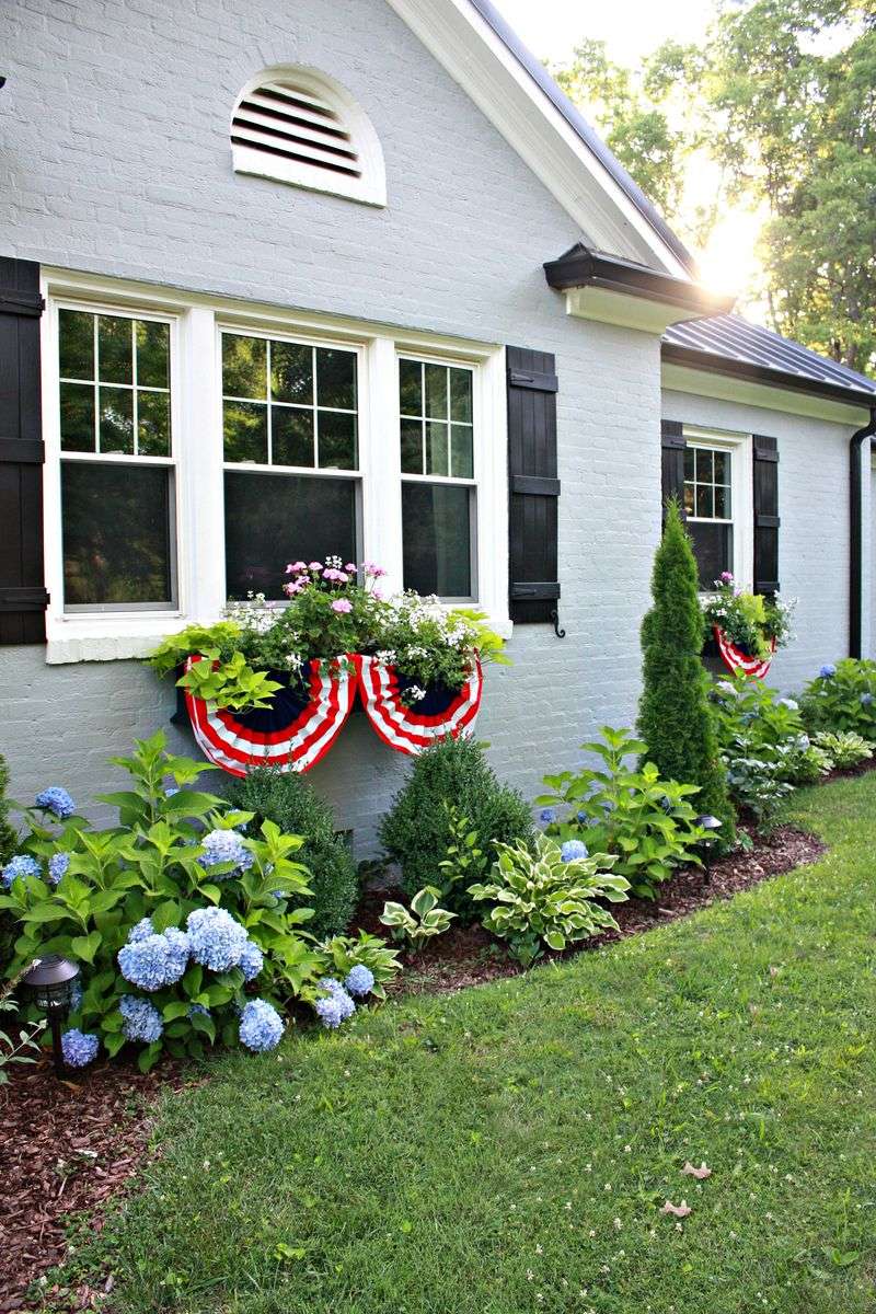 Make Your Fourth Sparkle With These 16 Red White & Blue Decor Tips - Decor Hint Patriotic Bunting