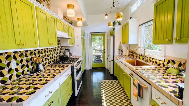 18 Nostalgic Home Trends That Ruin Boomers' Homes - Decor Hint Tiled Countertops