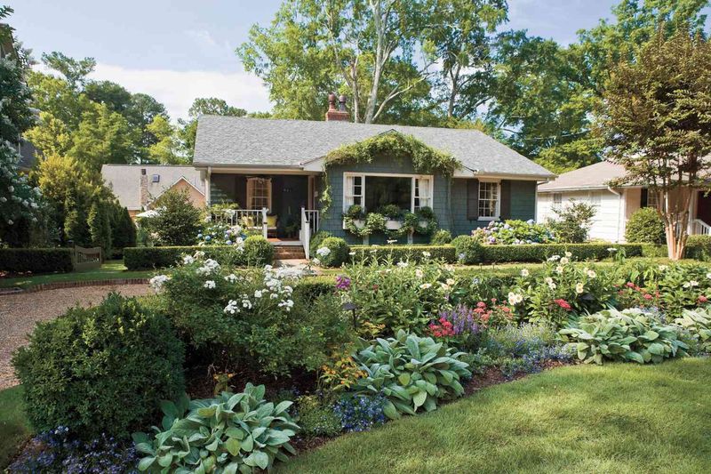 10 Signature Southern Design Elements Found In Georgia Homes And 3 You Simply Can't Skip - Decor Hint Beautiful Southern Landscaping