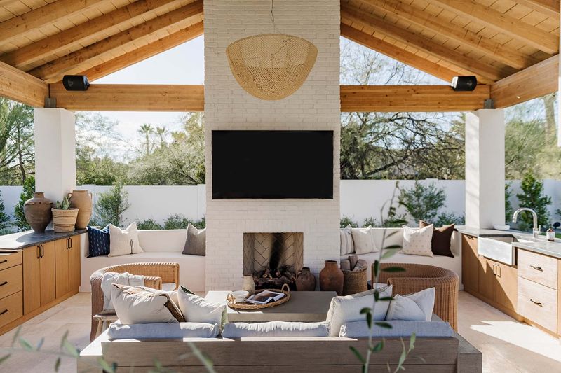 10 Desert-Friendly Exterior Design Ideas From Arizona Homes - Decor Hint Outdoor Living Rooms