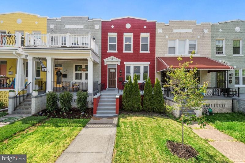 10 Classic Curb Appeal Styles From Historic Washington Streets That Might Not Age Well - Decor Hint Aluminum Awnings