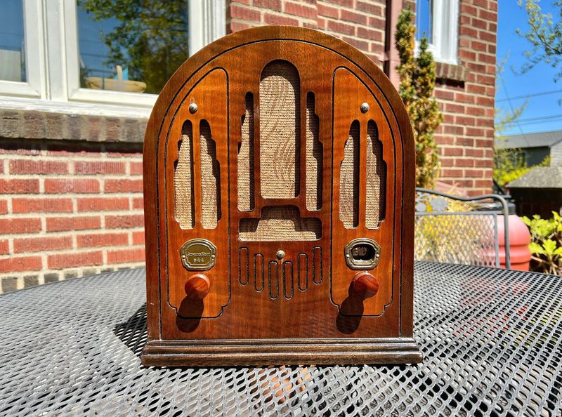 Found In Attics, Sold For Thousands: 17 1900s Antiques Worth Looking For - Decor Hint Vintage Radios